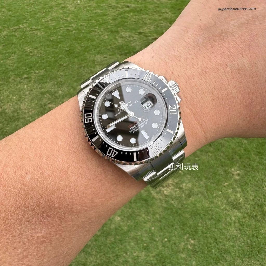 Premium Replica Uhr Rolex Sea-Dweller 126600 Edelstahl mit rotem Schriftzug 43mm