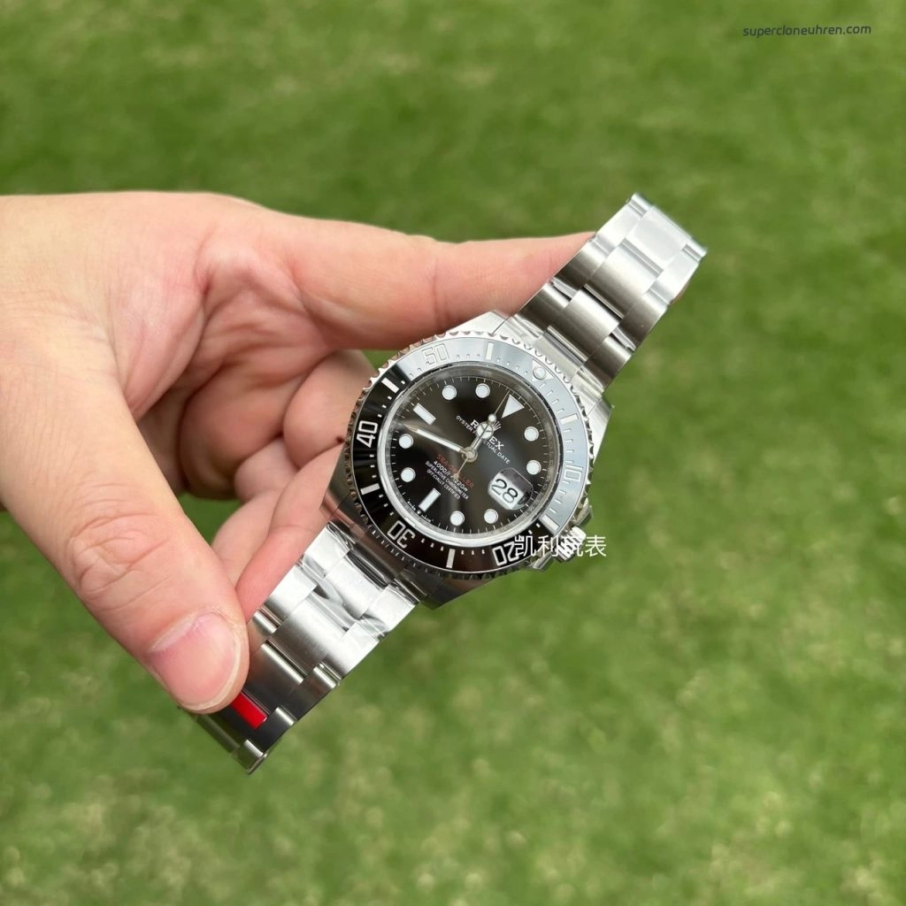 Premium Replica Uhr Rolex Sea-Dweller 126600 Edelstahl mit rotem Schriftzug 43mm