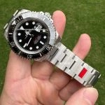 Premium Replica Uhr Rolex Sea-Dweller 126600 Edelstahl mit rotem Schriftzug 43mm