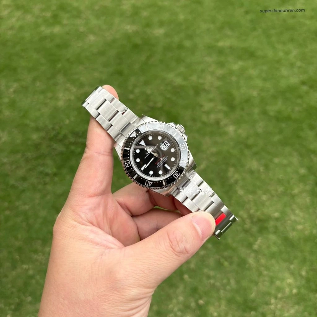 Premium Replica Uhr Rolex Sea-Dweller 126600 Edelstahl mit rotem Schriftzug 43mm