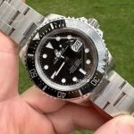 Premium Replica Uhr Rolex Sea-Dweller 126600 Edelstahl mit rotem Schriftzug 43mm