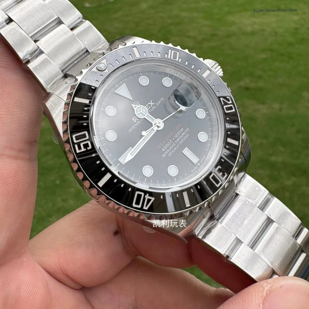 Premium Replica Uhr Rolex Sea-Dweller 126600 Edelstahl mit rotem Schriftzug 43mm