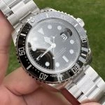 Premium Replica Uhr Rolex Sea-Dweller 126600 Edelstahl mit rotem Schriftzug 43mm