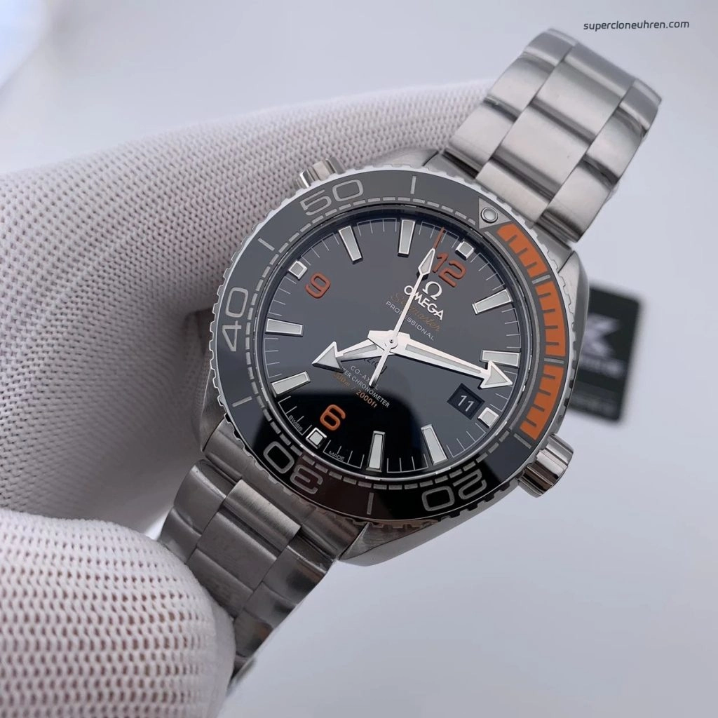 Premium Replica Uhr Omega Seamaster Planet Ocean 215.30.44.21.01.002 mit orangefarbener Lünette 43,5 mm