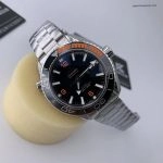 Premium Replica Uhr Omega Seamaster Planet Ocean 215.30.44.21.01.002 mit orangefarbener Lünette 43,5 mm