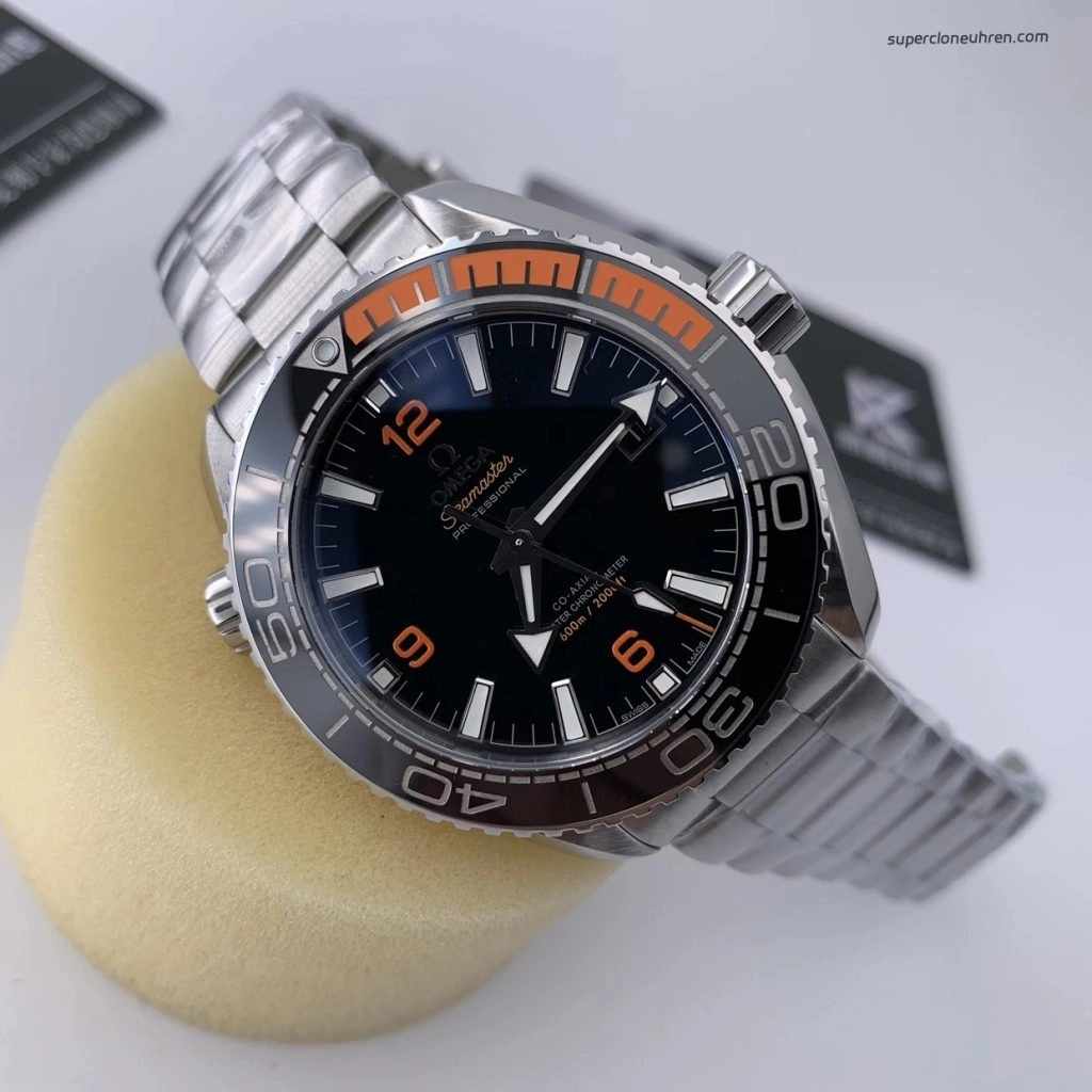 Premium Replica Uhr Omega Seamaster Planet Ocean 215.30.44.21.01.002 mit orangefarbener Lünette 43,5 mm