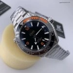 Premium Replica Uhr Omega Seamaster Planet Ocean 215.30.44.21.01.002 mit orangefarbener Lünette 43,5 mm