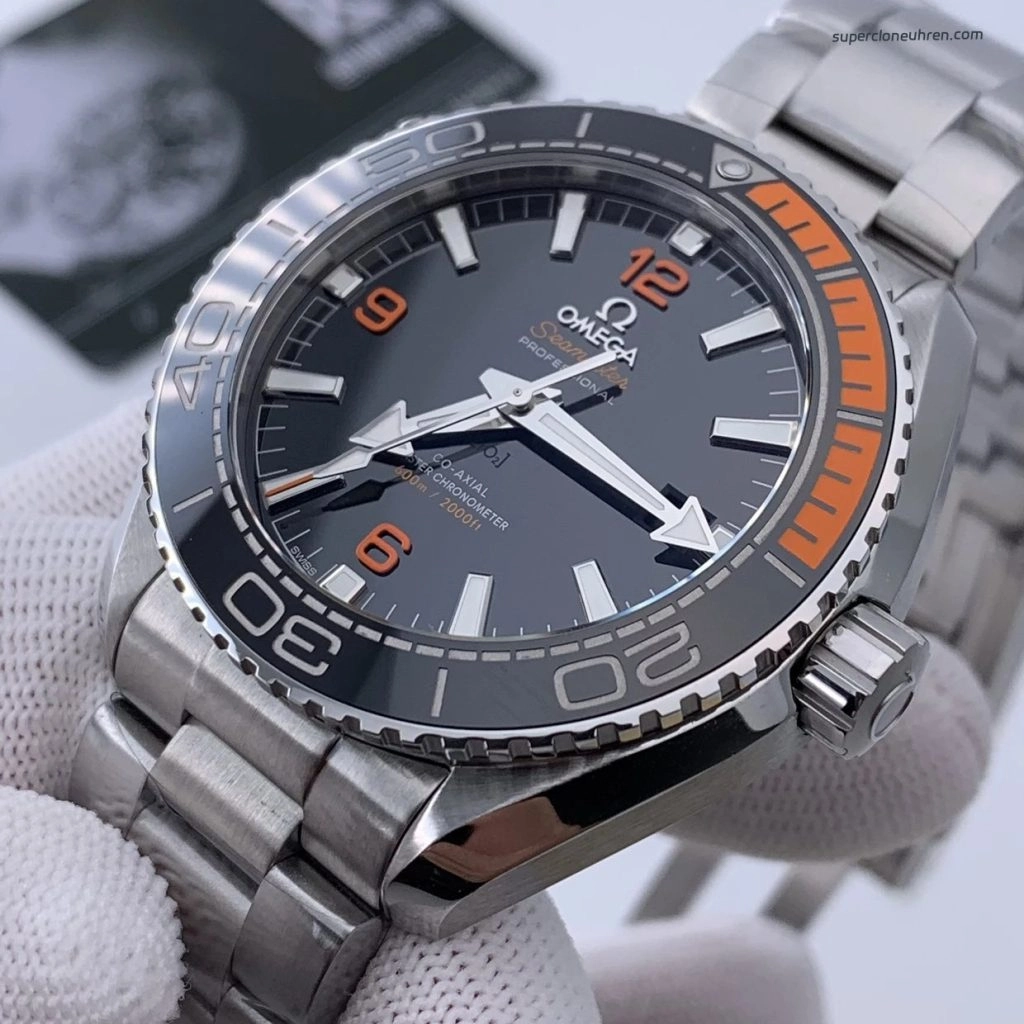 Premium Replica Uhr Omega Seamaster Planet Ocean 215.30.44.21.01.002 mit orangefarbener Lünette 43,5 mm