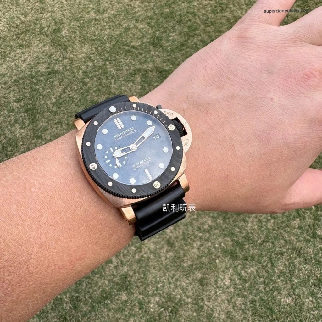 Super Clone Panerai Submersible PAM01070 Roségold mit Carbon-Lünette 44 mm