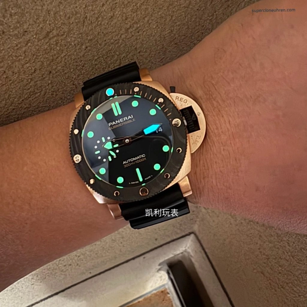 Super Clone Panerai Submersible PAM01070 Roségold mit Carbon-Lünette 44 mm