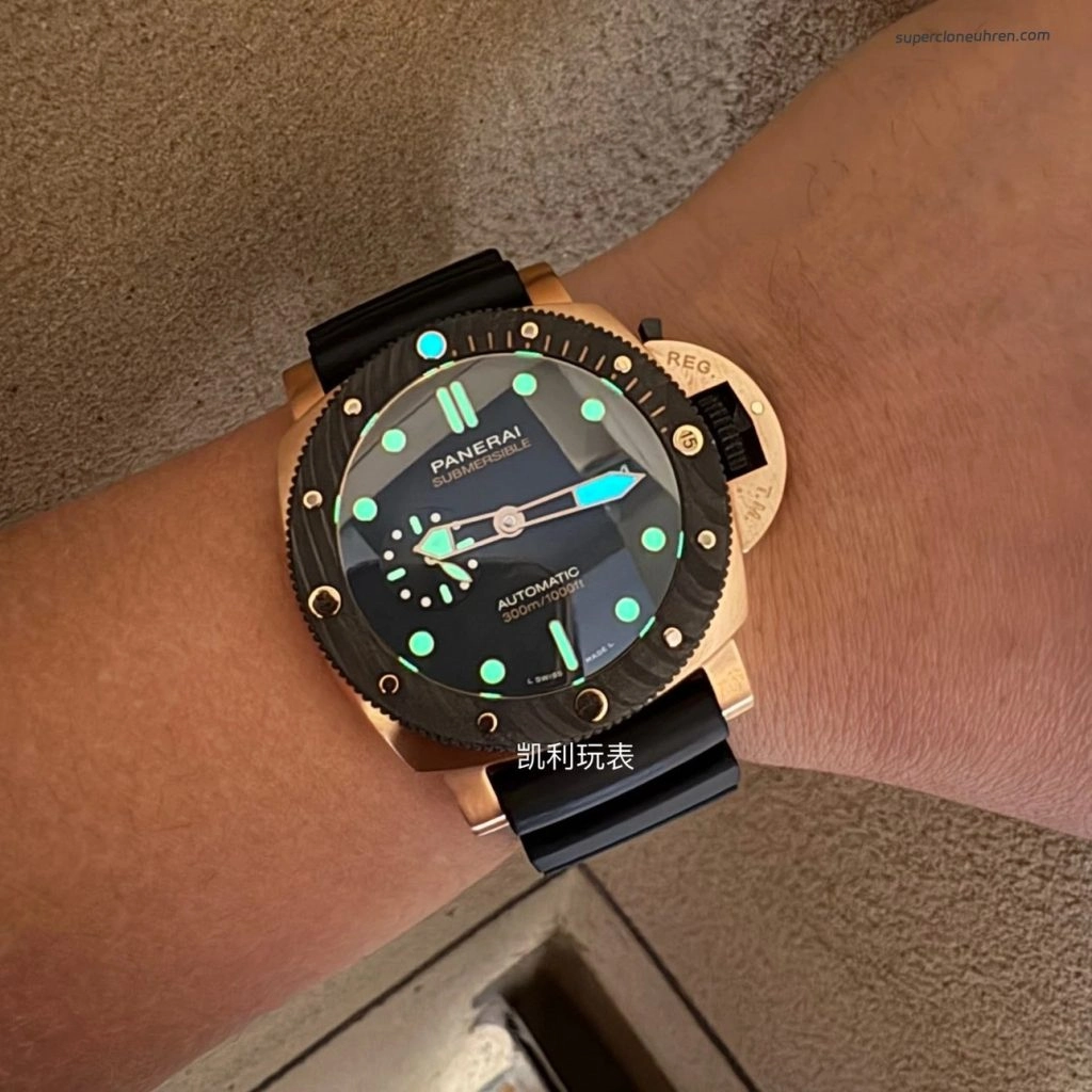 Super Clone Panerai Submersible PAM01070 Roségold mit Carbon-Lünette 44 mm
