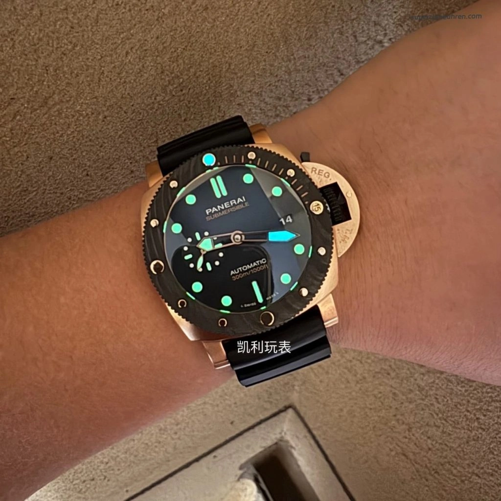 Super Clone Panerai Submersible PAM01070 Roségold mit Carbon-Lünette 44 mm