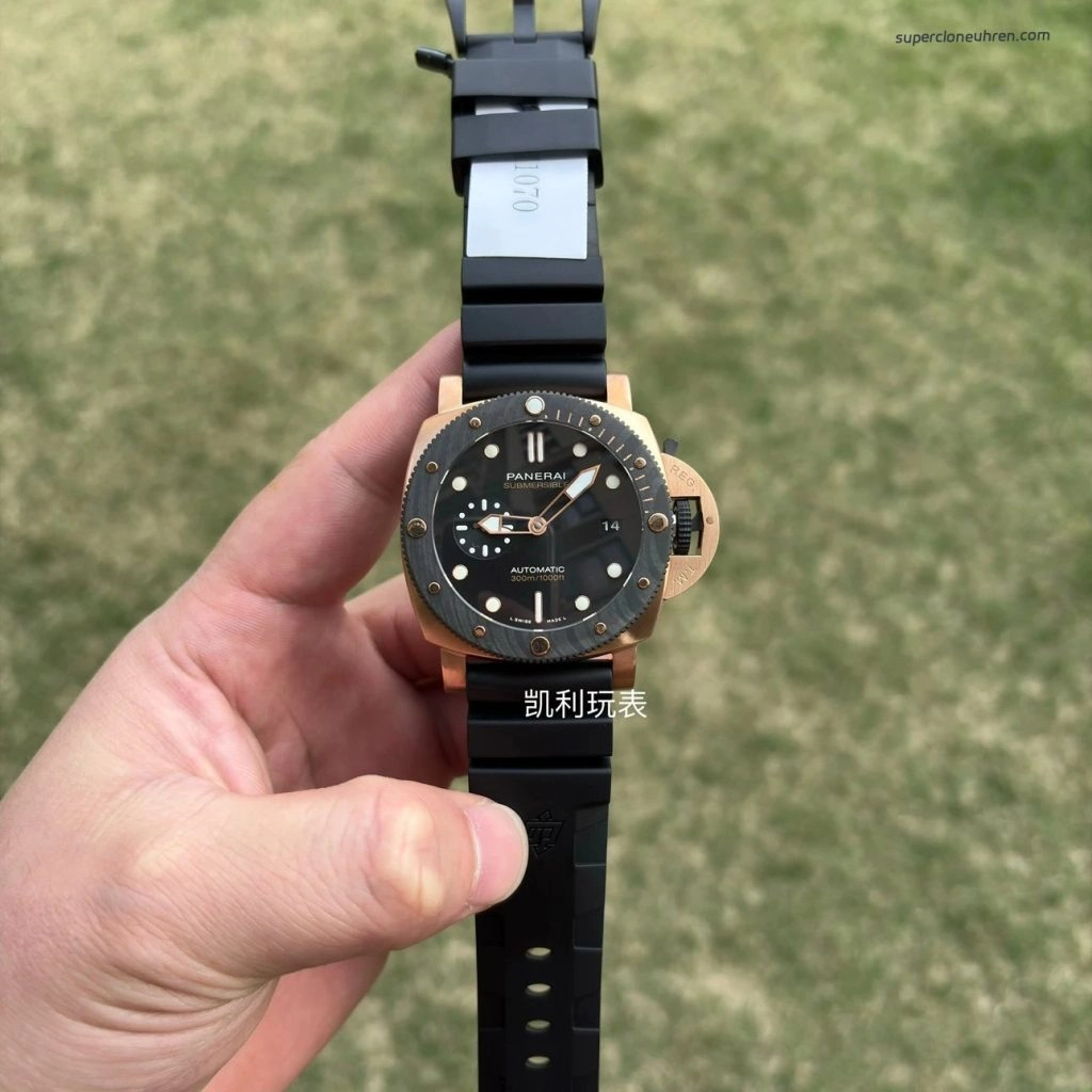 Super Clone Panerai Submersible PAM01070 Roségold mit Carbon-Lünette 44 mm