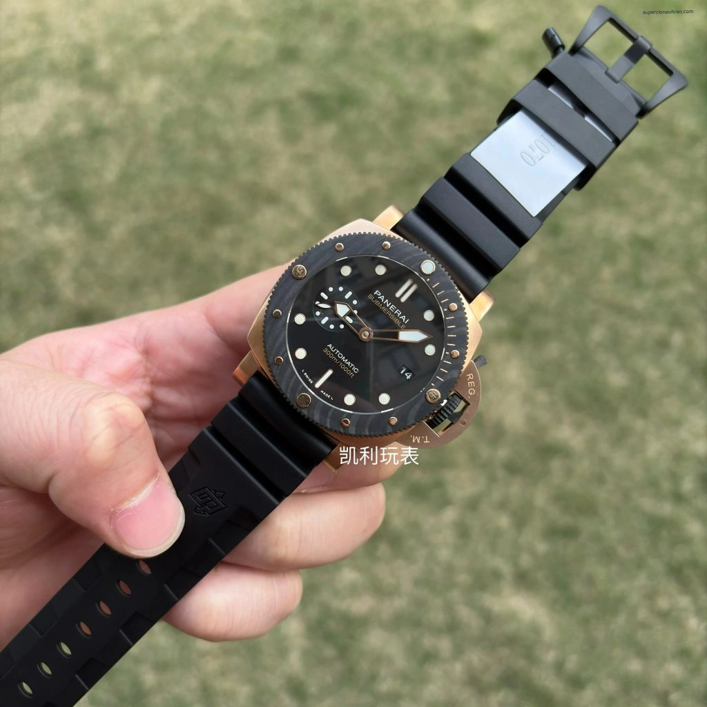 Super Clone Panerai Submersible PAM01070 Roségold mit Carbon-Lünette 44 mm