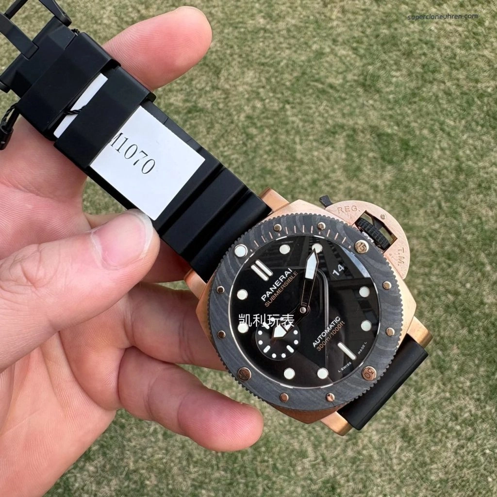 Super Clone Panerai Submersible PAM01070 Roségold mit Carbon-Lünette 44 mm