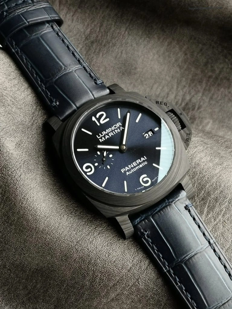Premium Replica Uhr Panerai Luminor PAM01664 aus Carbon mit tiefblauem Lederband 44mm