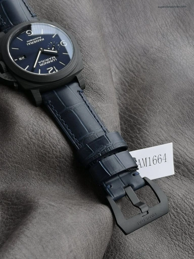 Premium Replica Uhr Panerai Luminor PAM01664 aus Carbon mit tiefblauem Lederband 44mm