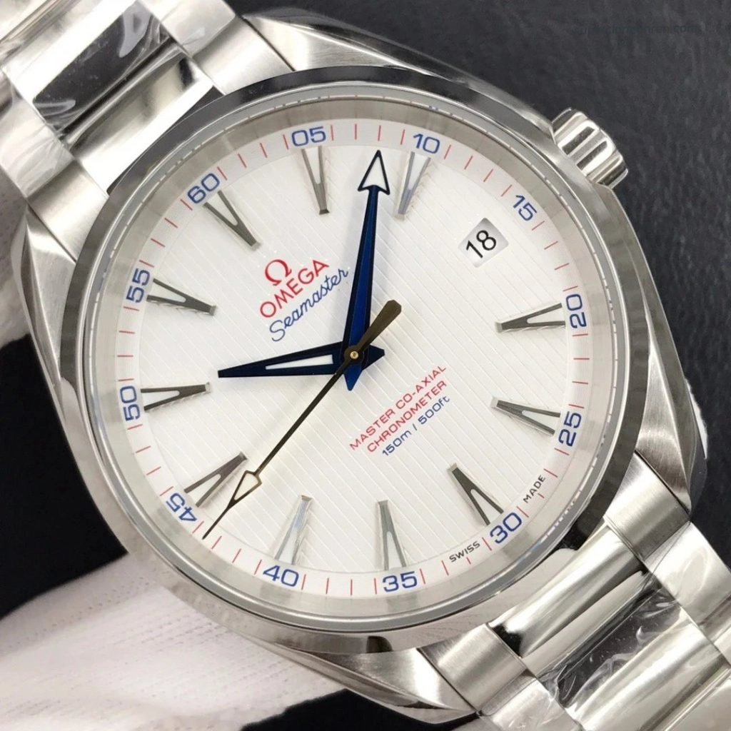 Premium Replica Uhr Omega Seamaster Aqua Terra 231.10.42.21.02.004 weißes Zifferblatt mit goldfarbenem Sekundenzeiger 41,5 mm