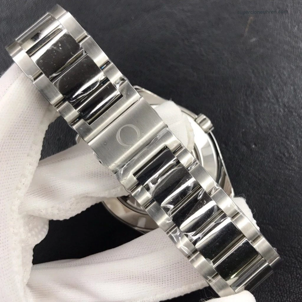 Premium Replica Uhr Omega Seamaster Aqua Terra 231.10.42.21.02.004 weißes Zifferblatt mit goldfarbenem Sekundenzeiger 41,5 mm