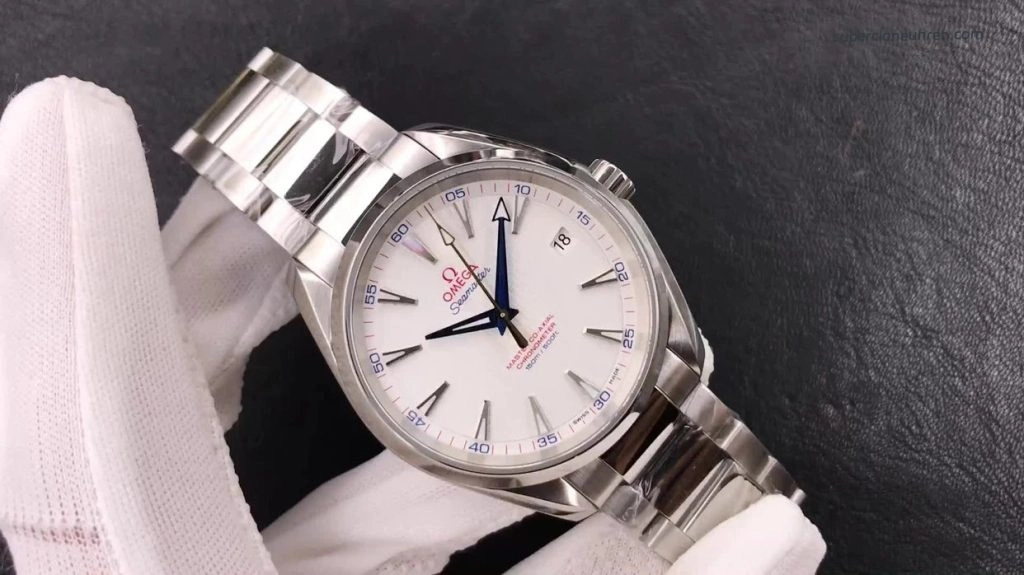 Premium Replica Uhr Omega Seamaster Aqua Terra 231.10.42.21.02.004 weißes Zifferblatt mit goldfarbenem Sekundenzeiger 41,5 mm