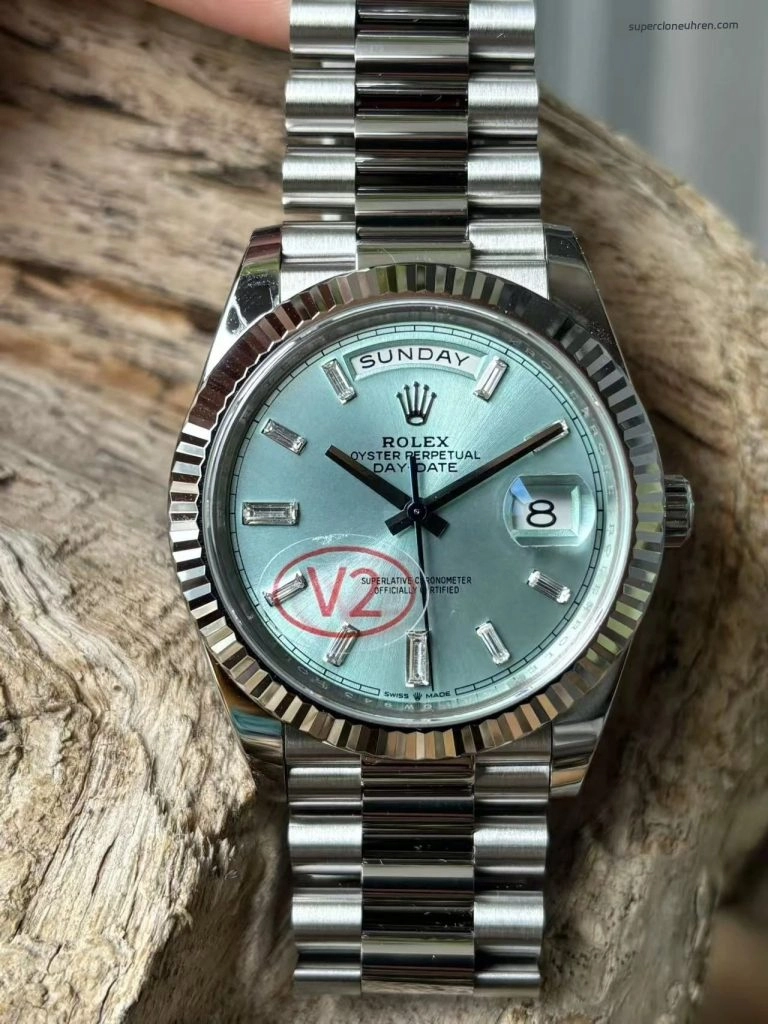 Premium Replica Uhr Rolex Day-Date m228236-0006 eisblaues Zifferblatt mit Diamantindizes 40 mm