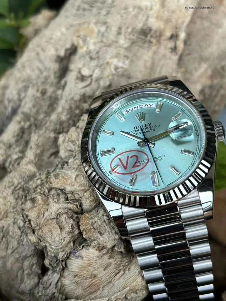 Premium Replica Uhr Rolex Day-Date m228236-0006 eisblaues Zifferblatt mit Diamantindizes 40 mm