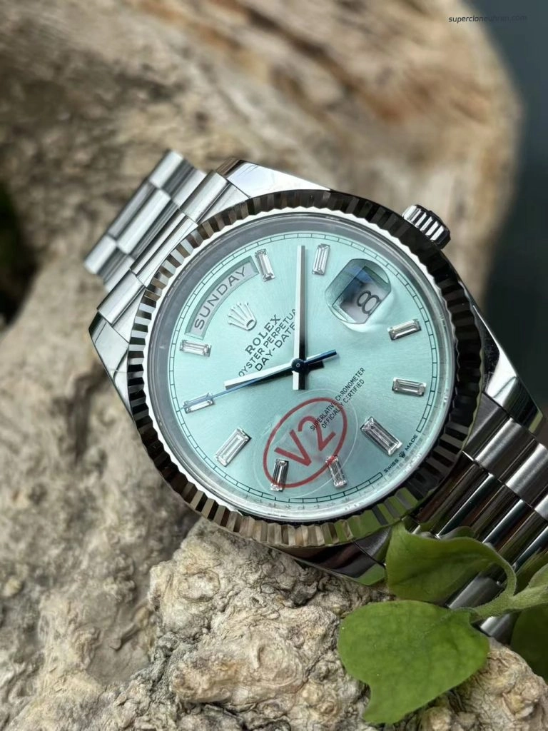 Premium Replica Uhr Rolex Day-Date m228236-0006 eisblaues Zifferblatt mit Diamantindizes 40 mm