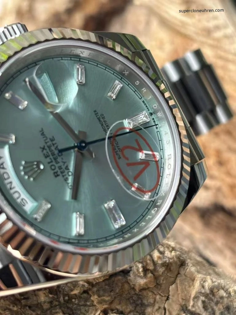 Premium Replica Uhr Rolex Day-Date m228236-0006 eisblaues Zifferblatt mit Diamantindizes 40 mm
