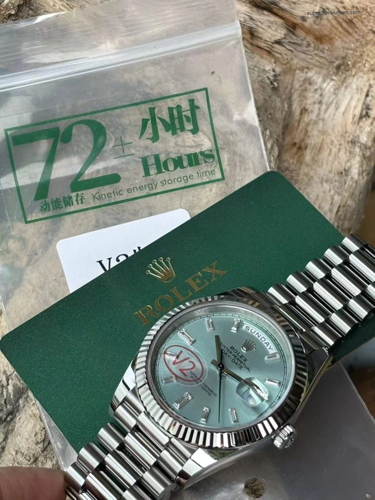 Premium Replica Uhr Rolex Day-Date m228236-0006 eisblaues Zifferblatt mit Diamantindizes 40 mm