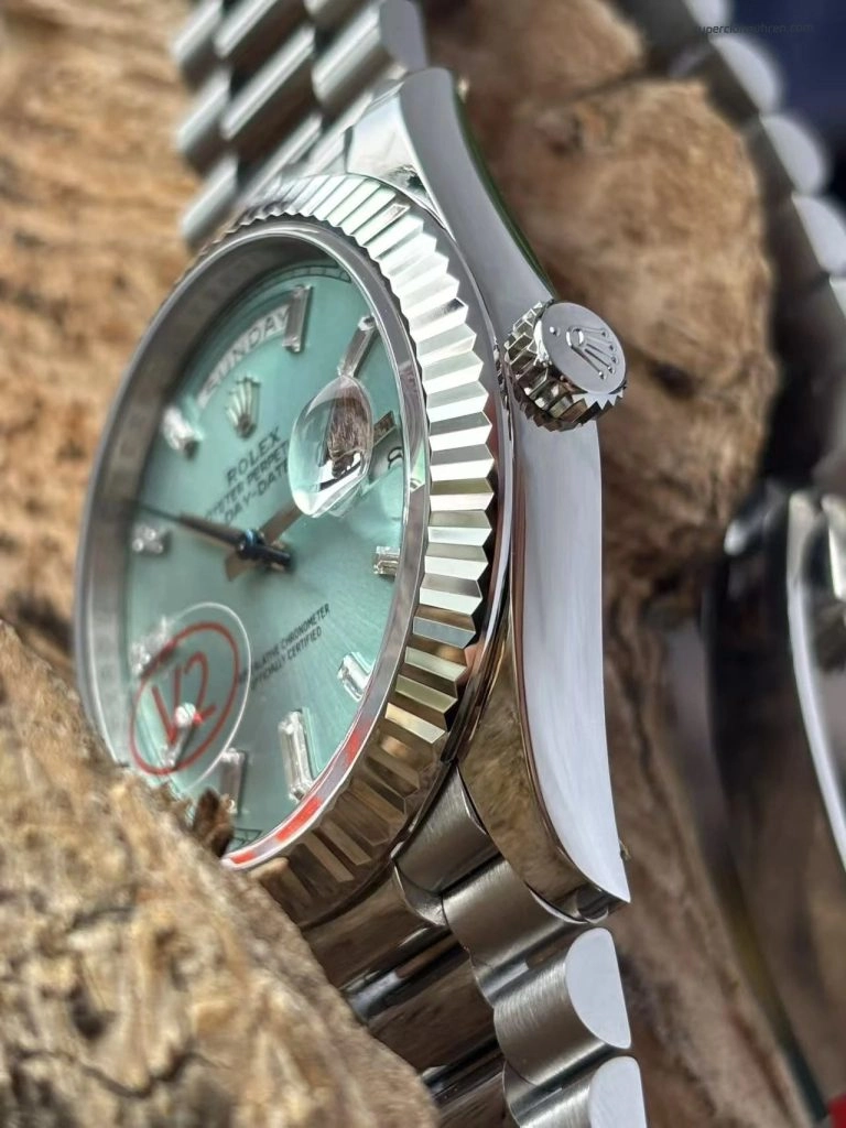 Premium Replica Uhr Rolex Day-Date m228236-0006 eisblaues Zifferblatt mit Diamantindizes 40 mm