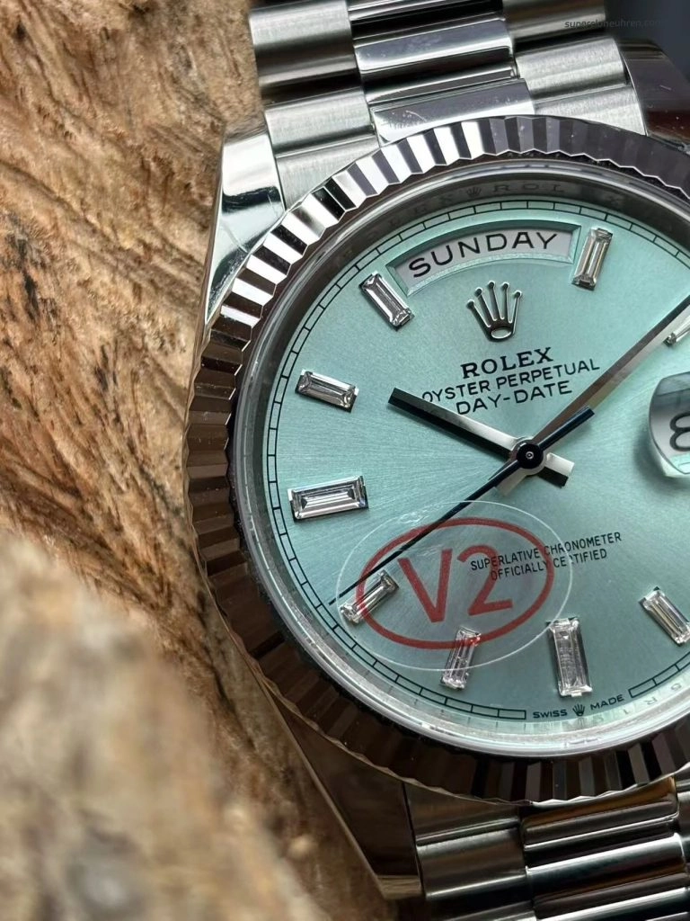 Premium Replica Uhr Rolex Day-Date m228236-0006 eisblaues Zifferblatt mit Diamantindizes 40 mm