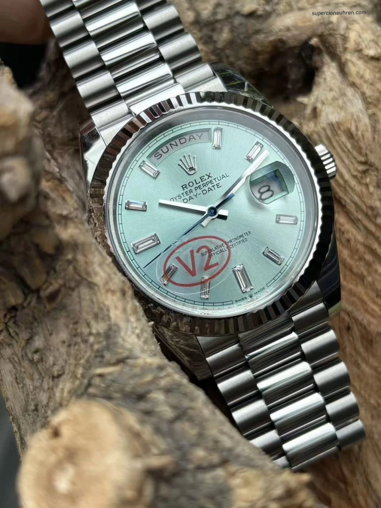 Premium Replica Uhr Rolex Day-Date m228236-0006 eisblaues Zifferblatt mit Diamantindizes 40 mm