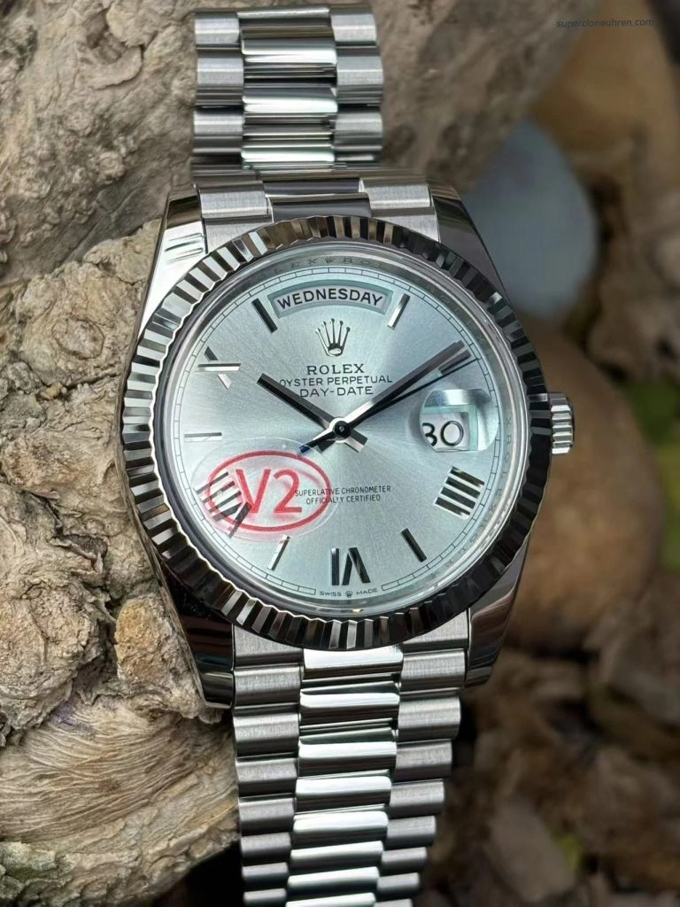1:1 Super Clone Uhr Rolex Day-Date M228236-0012 eisblaues Zifferblatt mit römischen Ziffern 40mm