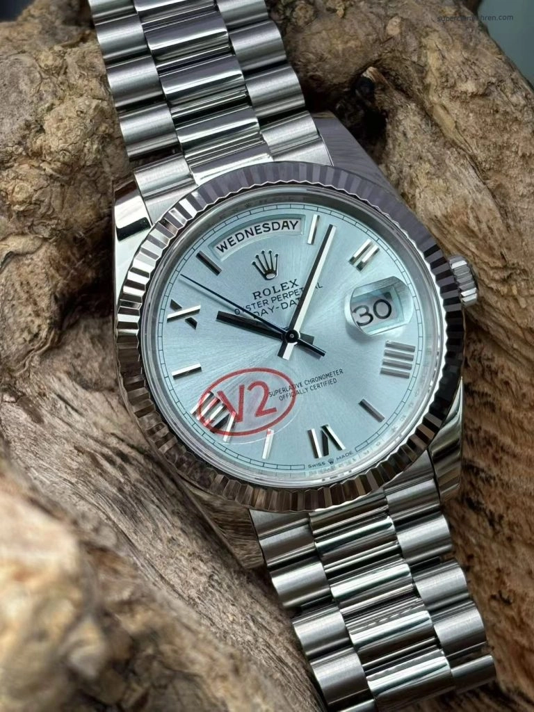 1:1 Super Clone Uhr Rolex Day-Date M228236-0012 eisblaues Zifferblatt mit römischen Ziffern 40mm