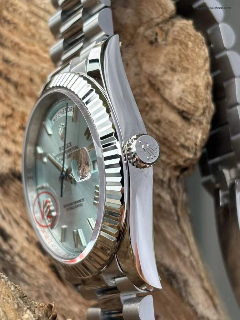 1:1 Super Clone Uhr Rolex Day-Date M228236-0012 eisblaues Zifferblatt mit römischen Ziffern 40mm