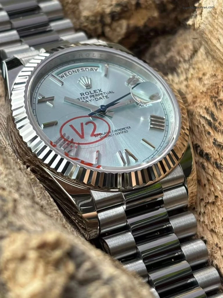 1:1 Super Clone Uhr Rolex Day-Date M228236-0012 eisblaues Zifferblatt mit römischen Ziffern 40mm