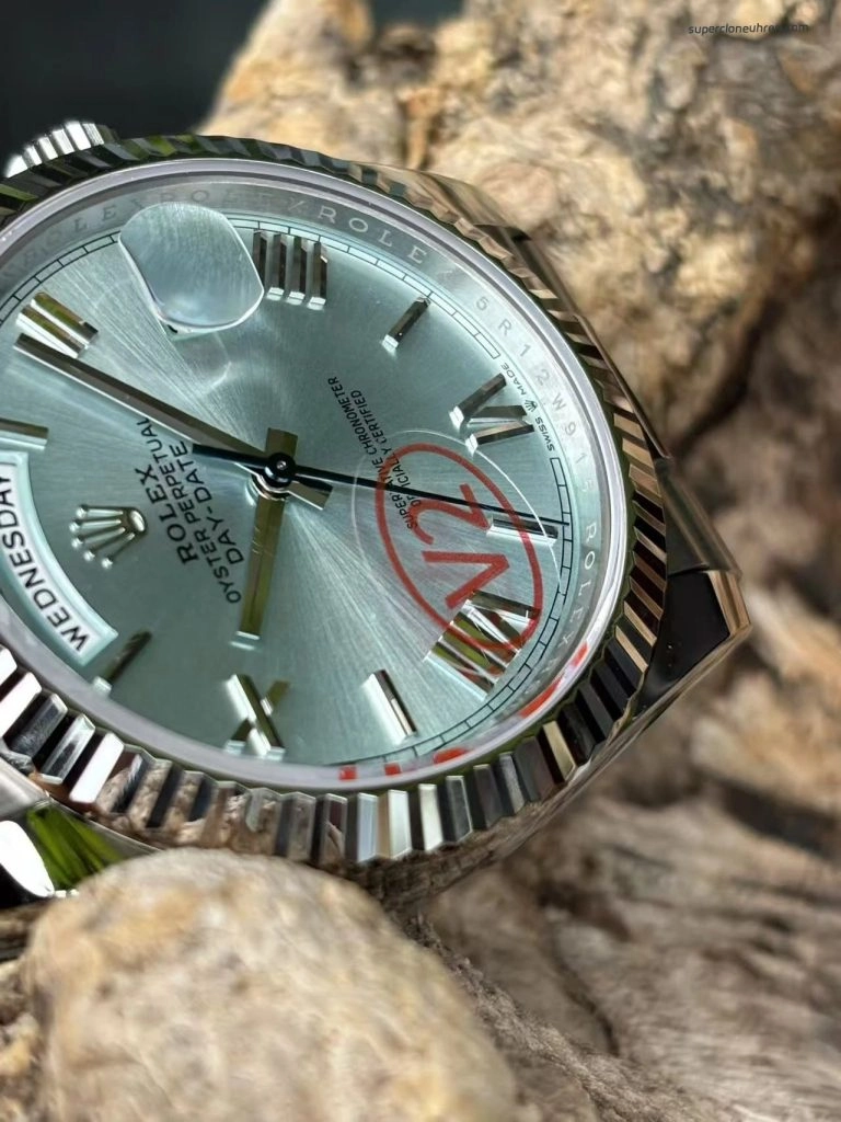 1:1 Super Clone Uhr Rolex Day-Date M228236-0012 eisblaues Zifferblatt mit römischen Ziffern 40mm