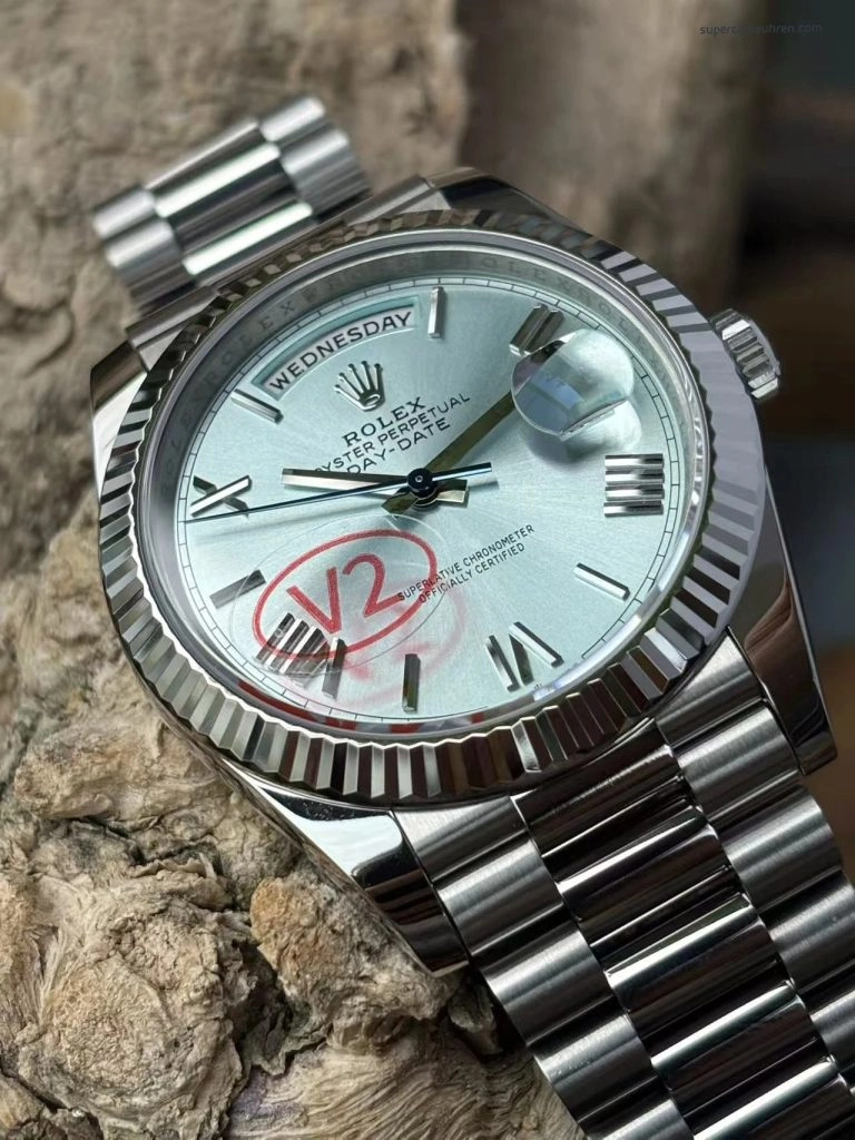 1:1 Super Clone Uhr Rolex Day-Date M228236-0012 eisblaues Zifferblatt mit römischen Ziffern 40mm