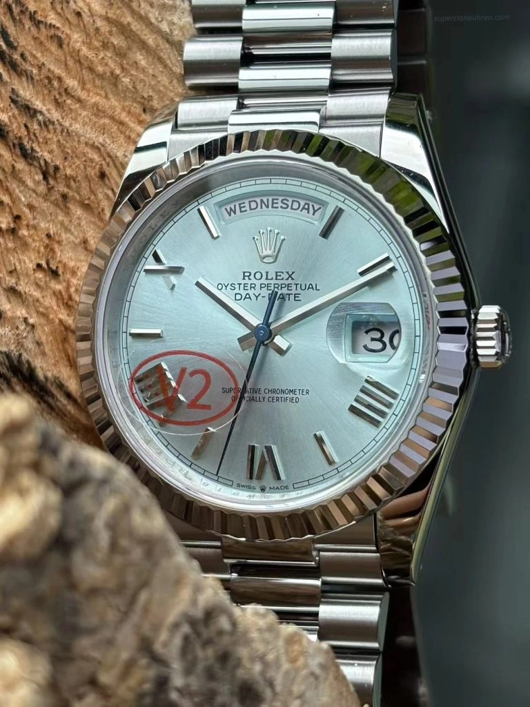 1:1 Super Clone Uhr Rolex Day-Date M228236-0012 eisblaues Zifferblatt mit römischen Ziffern 40mm
