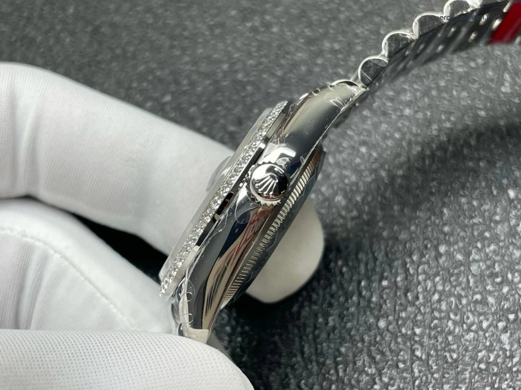Premium Replica Uhr Rolex Datejust m126284rbr-0029 mit blauem Zifferblatt und Diamantlünette 36 mm