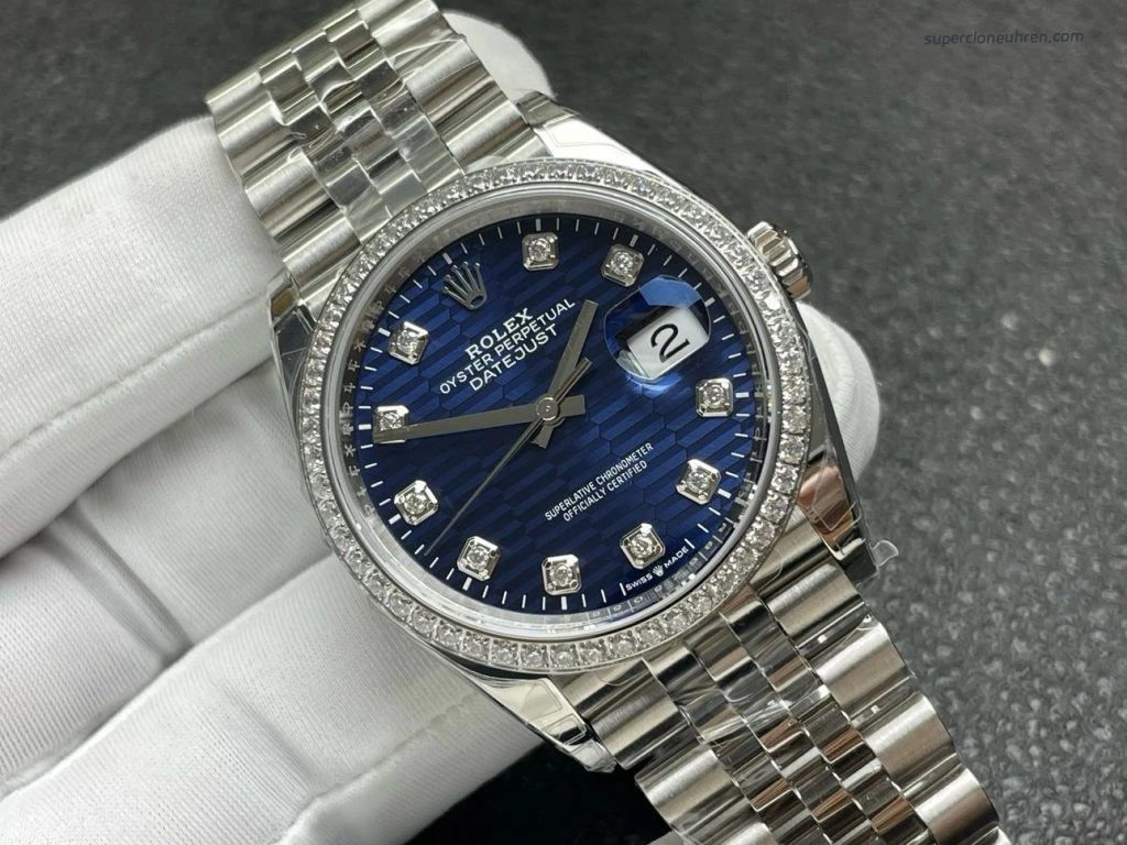 Premium Replica Uhr Rolex Datejust m126284rbr-0049 mit blauem Waben-Zifferblatt und Diamantlünette 36mm