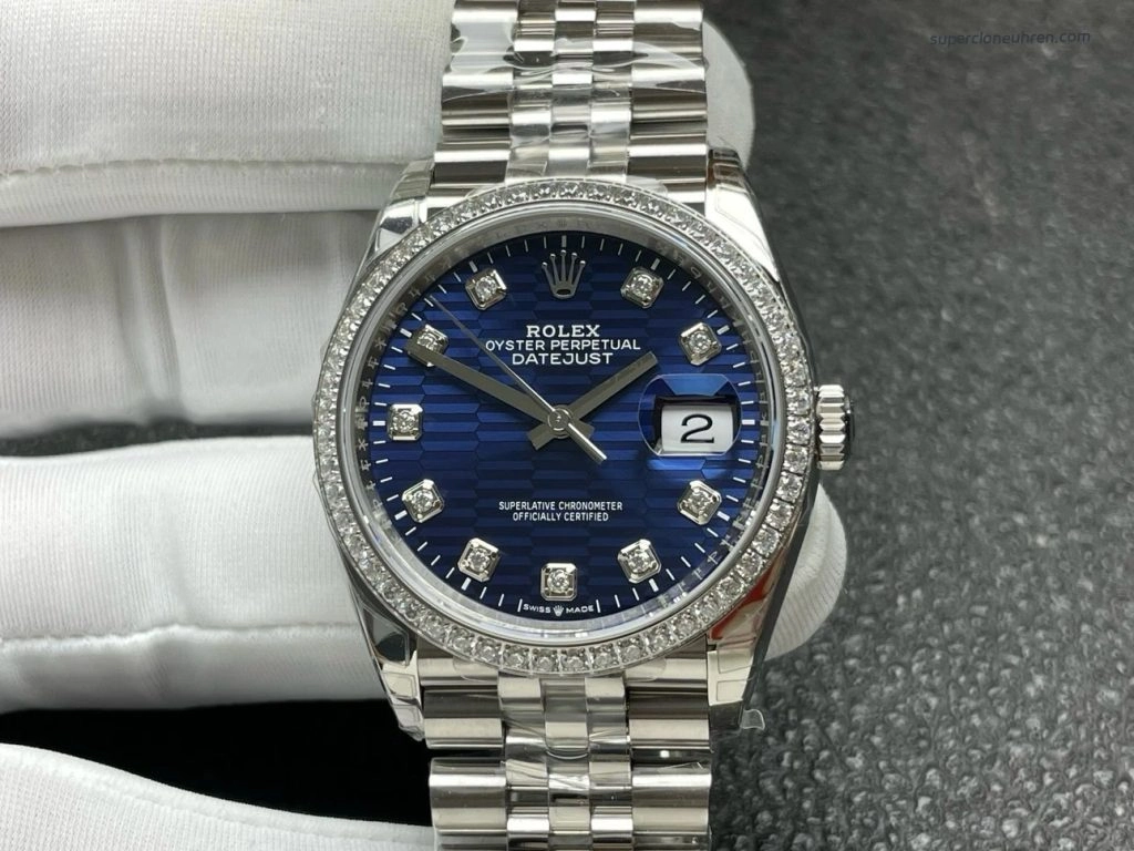 Premium Replica Uhr Rolex Datejust m126284rbr-0049 mit blauem Waben-Zifferblatt und Diamantlünette 36mm