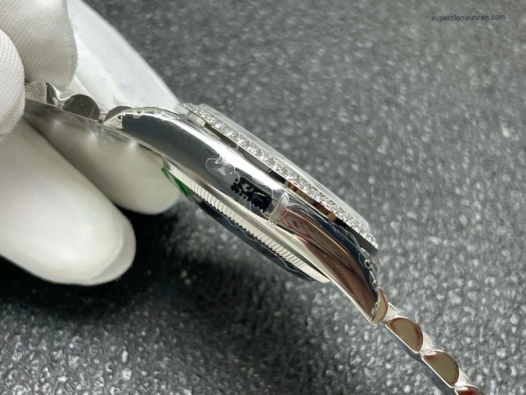 Premium Replica Uhr Rolex Datejust m126284rbr-0049 mit blauem Waben-Zifferblatt und Diamantlünette 36mm
