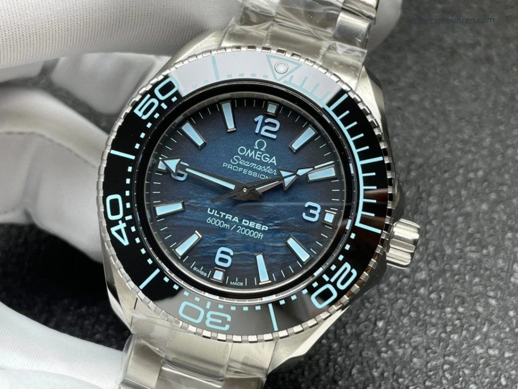 Premium Replica Uhr Omega Seamaster Planet Ocean Ultra Deep 215.30.46.21.03.002 blaues Zifferblatt 45,5 mm