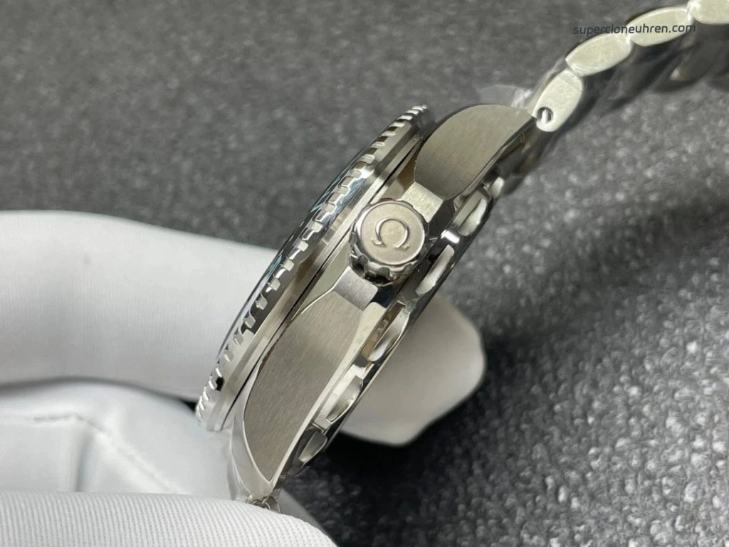 Premium Replica Uhr Omega Seamaster Planet Ocean Ultra Deep 215.30.46.21.03.002 blaues Zifferblatt 45,5 mm