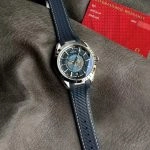 Premium Replica Uhr Omega Seamaster Aqua Terra 220.12.43.22.03.001 Weltzeit mit blauem Kautschukband 43mm