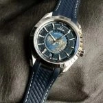 Premium Replica Uhr Omega Seamaster Aqua Terra 220.12.43.22.03.001 Weltzeit mit blauem Kautschukband 43mm