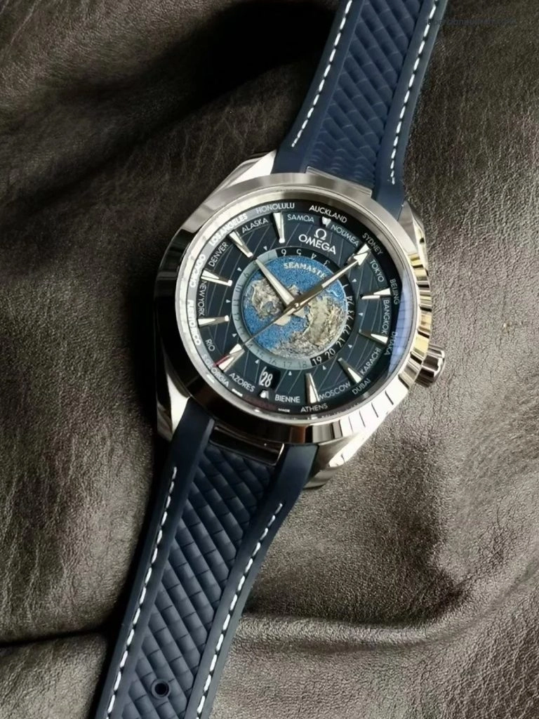 Premium Replica Uhr Omega Seamaster Aqua Terra 220.12.43.22.03.001 Weltzeit mit blauem Kautschukband 43mm
