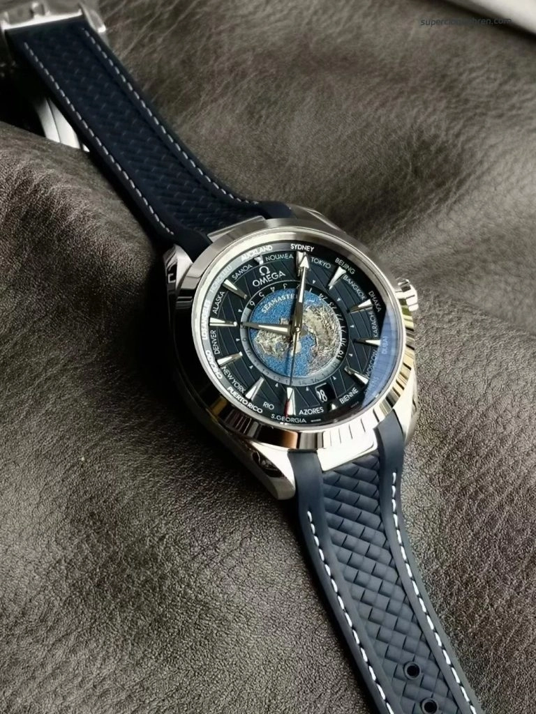 Premium Replica Uhr Omega Seamaster Aqua Terra 220.12.43.22.03.001 Weltzeit mit blauem Kautschukband 43mm