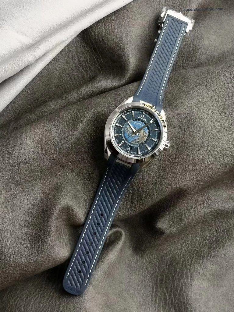 Premium Replica Uhr Omega Seamaster Aqua Terra 220.12.43.22.03.001 Weltzeit mit blauem Kautschukband 43mm